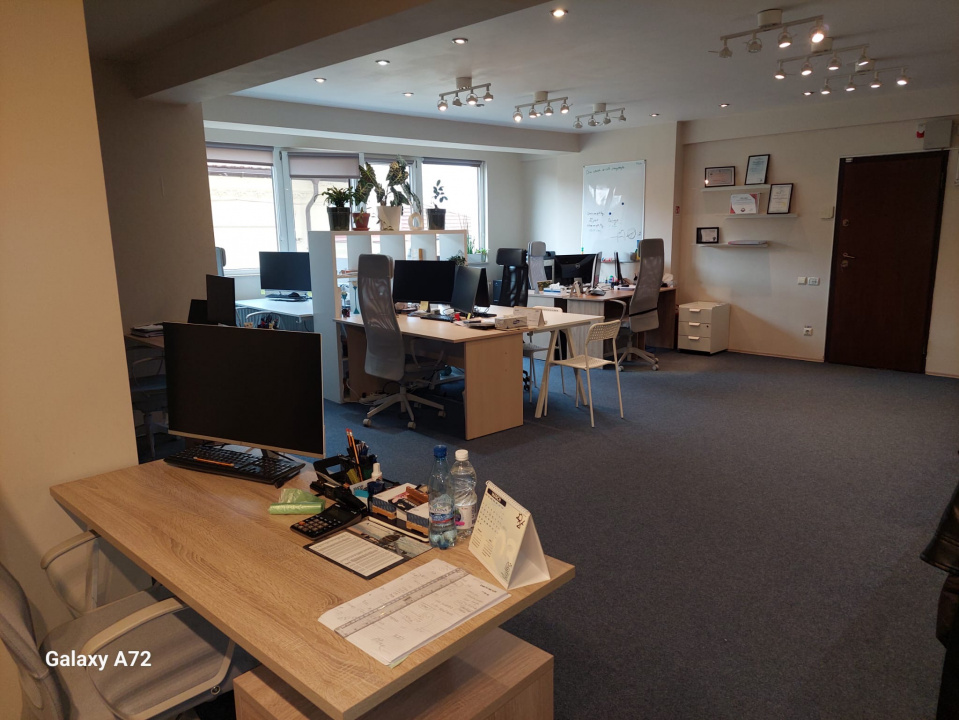 PIATA VICTORIEI, SPATIU BIROU, 130 MP!