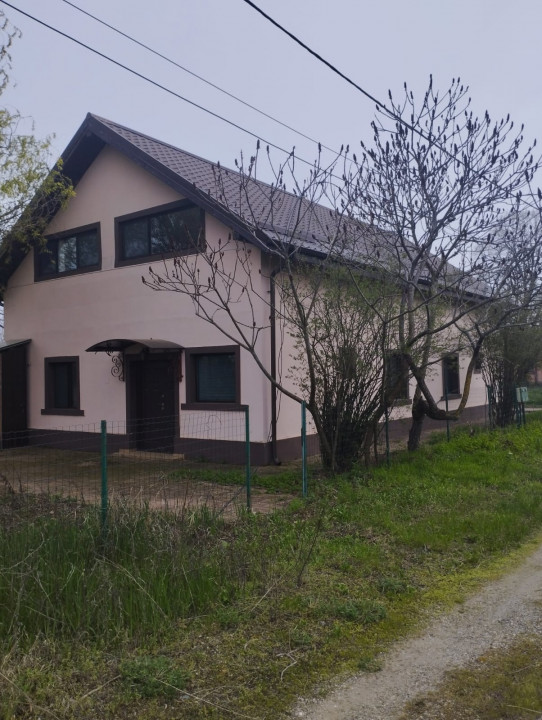 SE VINDE CASA IN CALUGARENI 5 camere, teren 600mp
