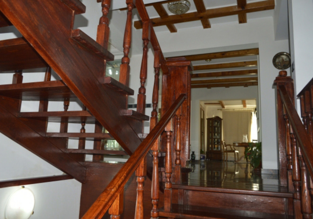 Vila de lux, 427 mp utili și 2313 mp teren, pe malul lacului (Cociova) Balotesti