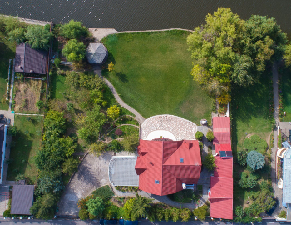 Vila de lux, 427 mp utili și 2313 mp teren, pe malul lacului (Cociova) Balotesti