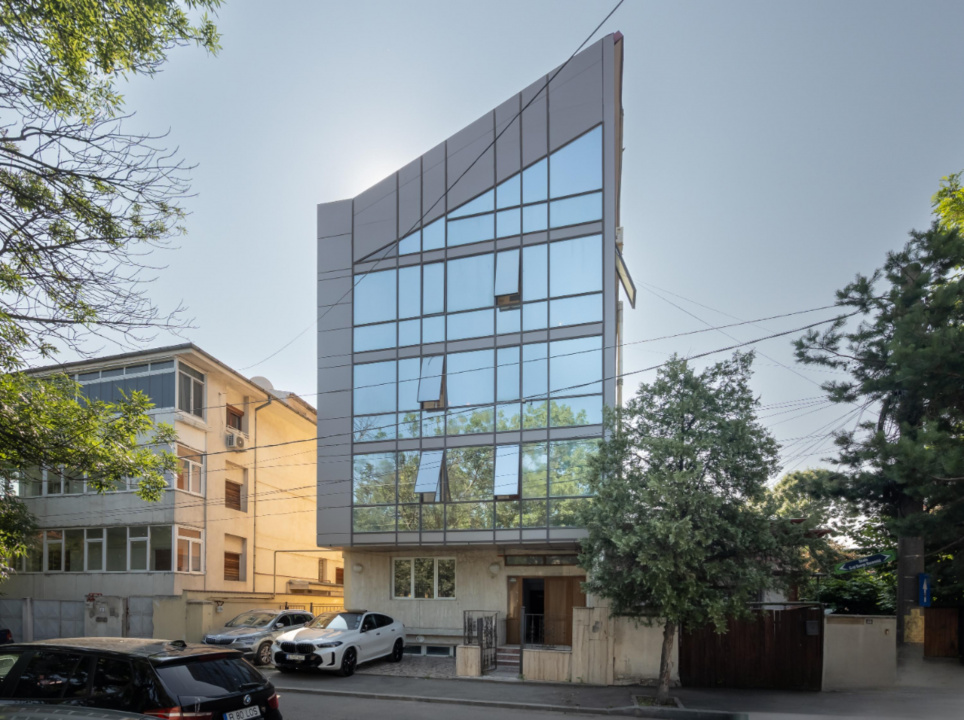 DRUMUL SARII - MACAROVICI, CLADIRE BIROURI 923 MP UTILI, LOT 360 MP!