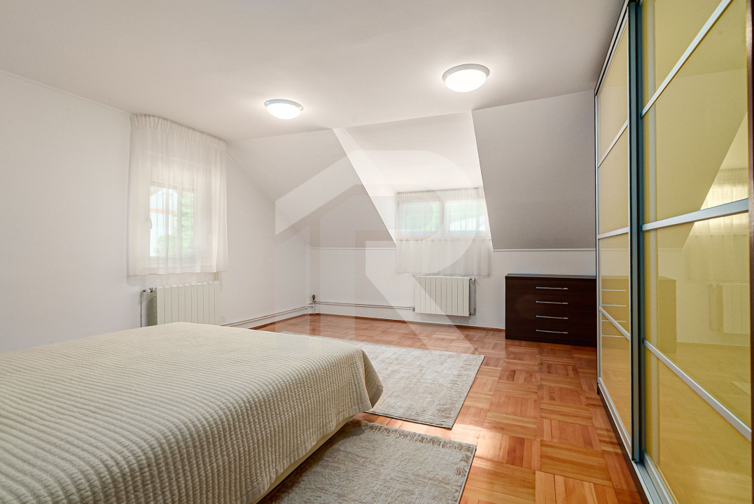 Vilă de vânzare în Bușteni – 8 dormitoare, vedere directă spre Crucea Caraiman!