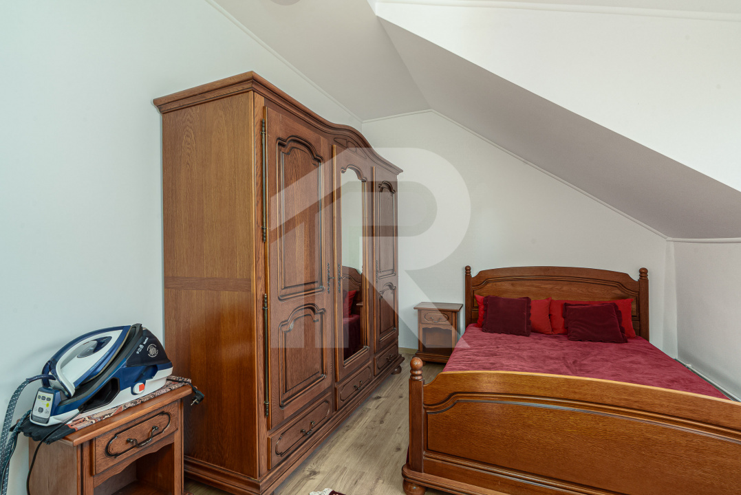 Vilă de vânzare în Bușteni – 8 dormitoare, vedere directă spre Crucea Caraiman!