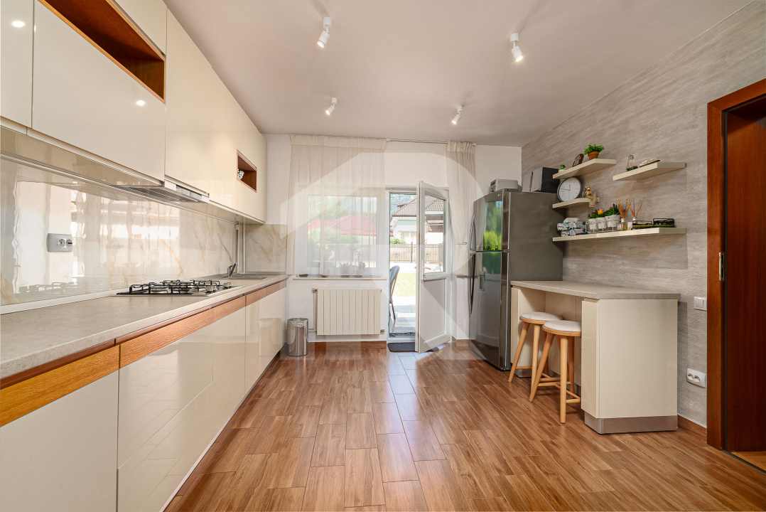 Vilă de vânzare în Bușteni – 8 dormitoare, vedere directă spre Crucea Caraiman!