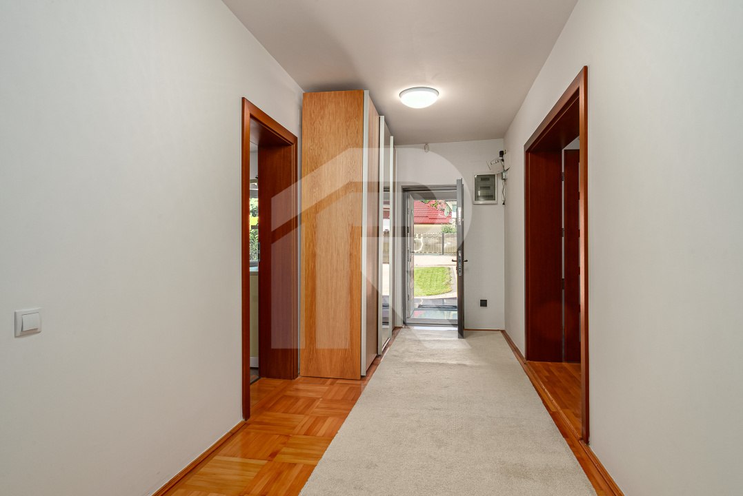 Vilă de vânzare în Bușteni – 8 dormitoare, vedere directă spre Crucea Caraiman!