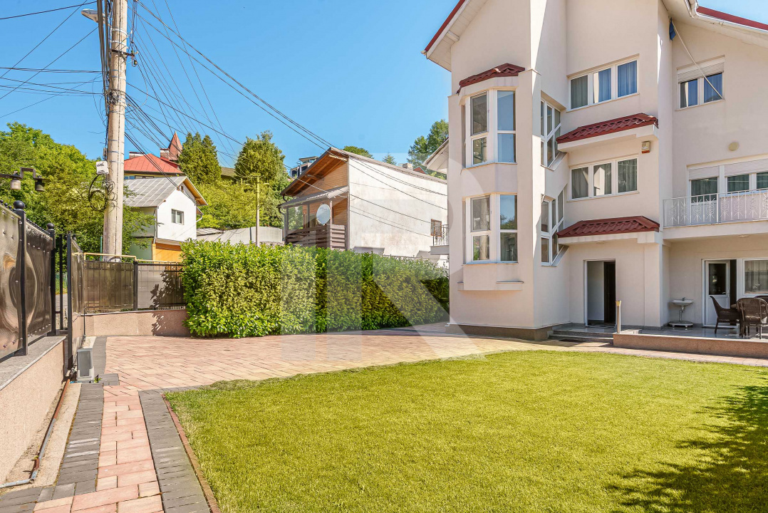 Vilă de vânzare în Bușteni – 8 dormitoare, vedere directă spre Crucea Caraiman!