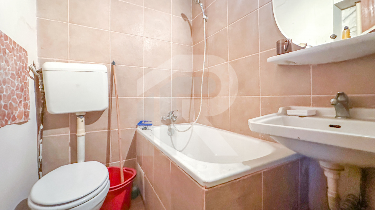 Doamna Ghica, Luntrei - garsonieră de vânzare