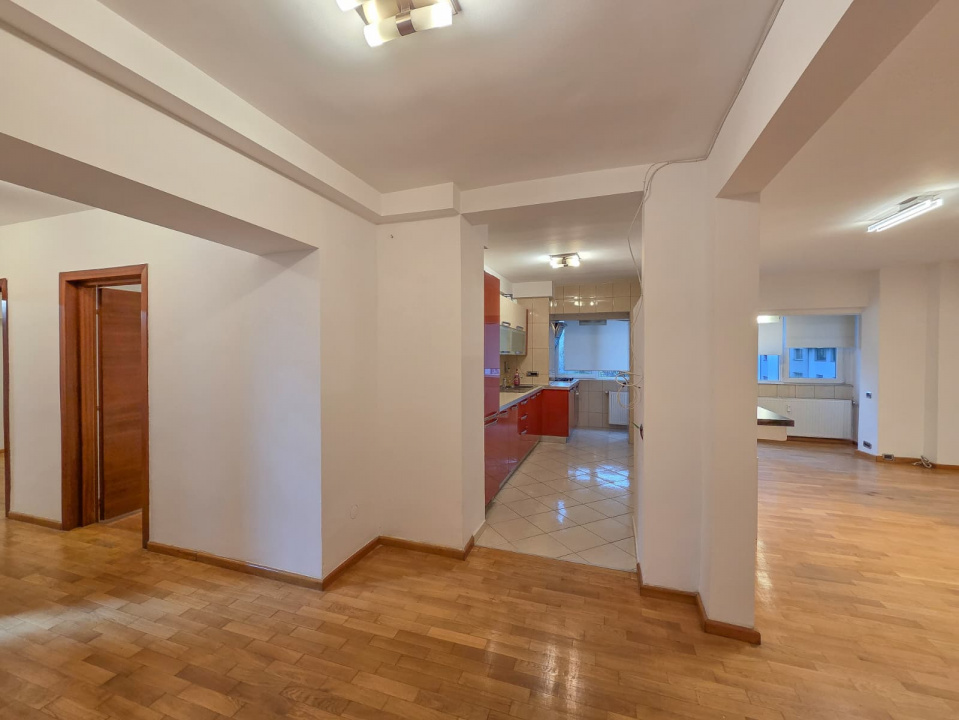 Apart 3 camere birouri stradal Bulevardul Unirii colt Nerva Traian